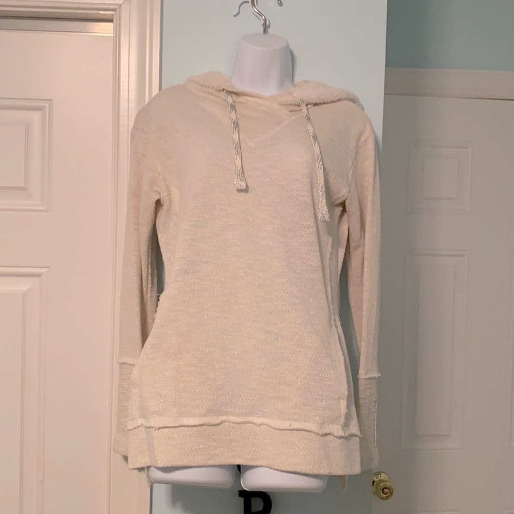 Super cute sweatshirt ❤️❤️off white with metallic silver accents